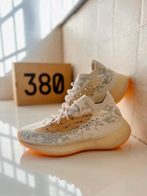  yeezy380蜜桃粉和白色，网友：时尚与舒适的完美结合！